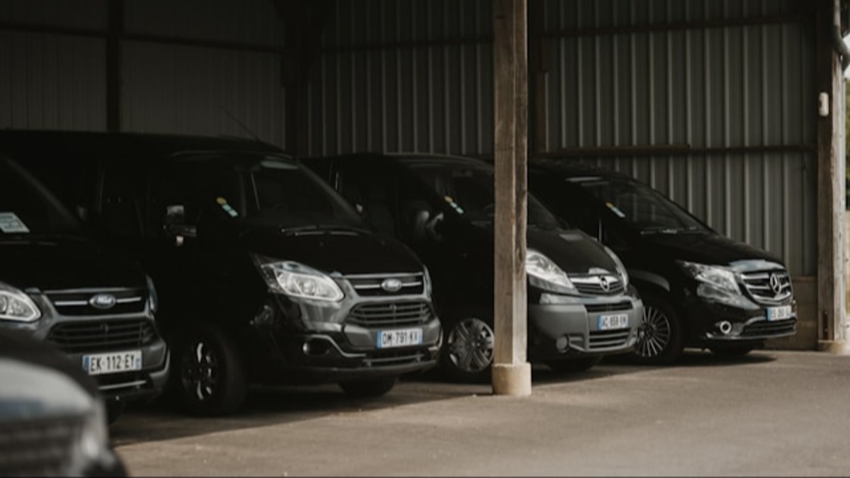 Corporate Car Rental: Solusi Transportasi untuk Perusahaan di Surabaya
